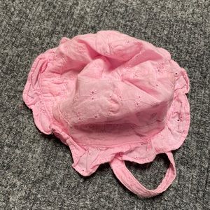 Like new! OshKosh B’Gosh Baby girl’s pink lacy sun hat with chin strap